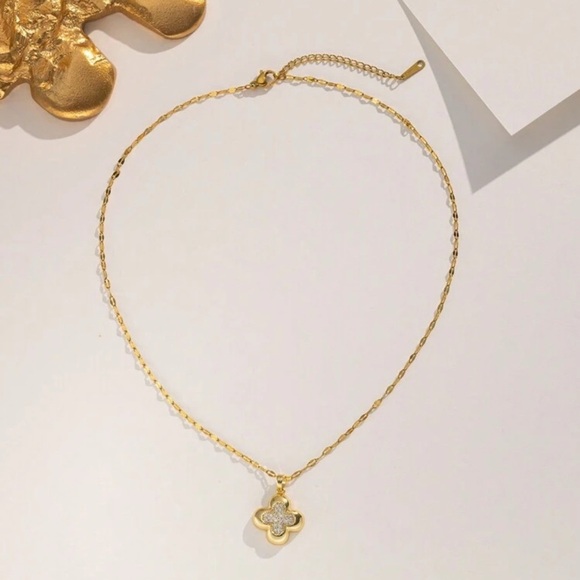 GOLD CLOVER PENDANT NECKLACE - Picture 2 of 3